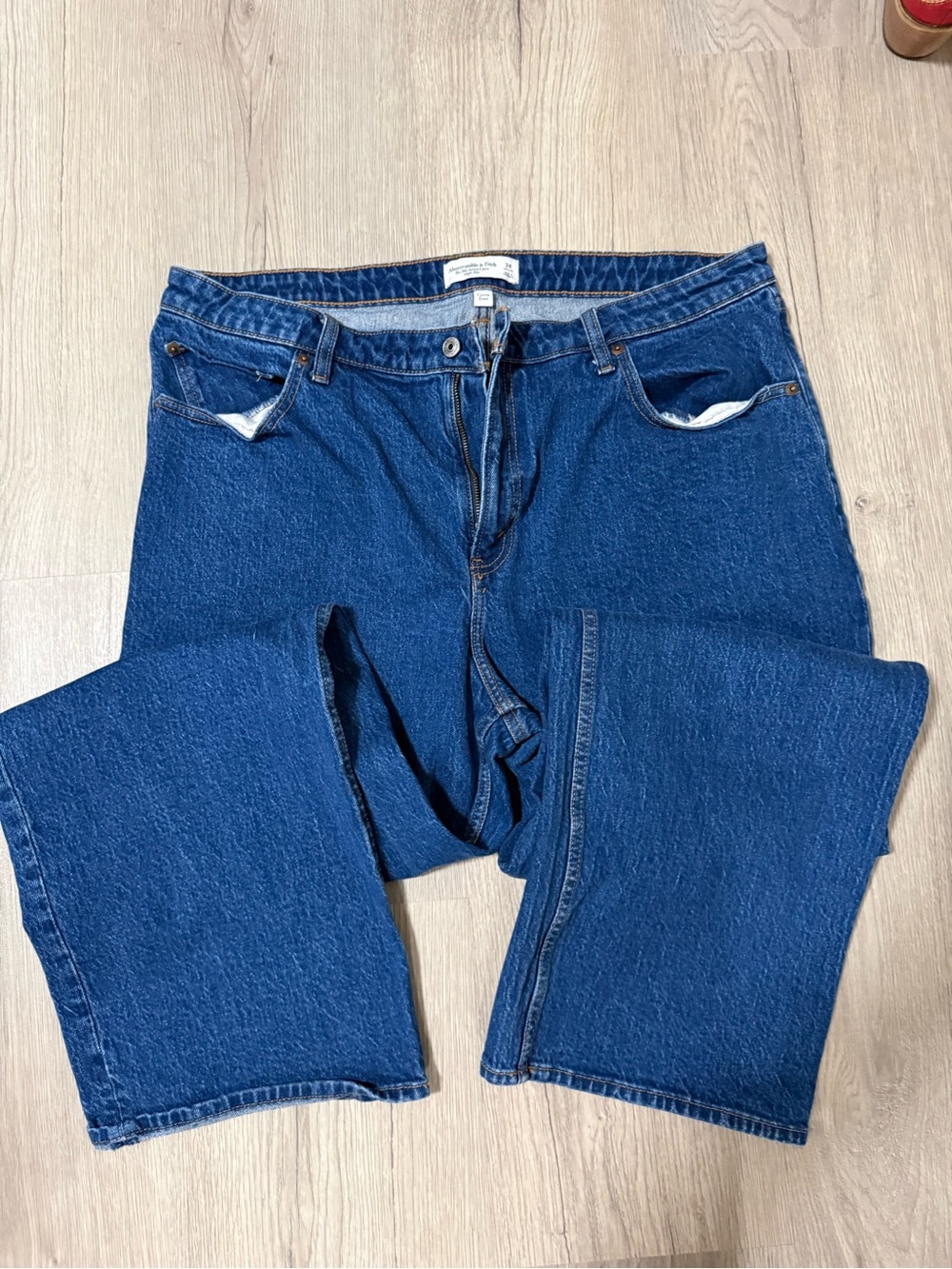 Abercrombie The 90’s Relaxed High Rise Curve Love Jean